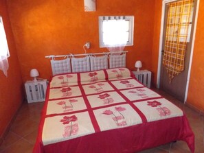 1 bedroom, free WiFi, bed sheets - wooden House near sea (Quartu Sant'Elena)
