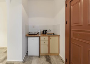 Réfrigérateur, grille-pain, batterie de cuisine, vaisselle et ustensiles