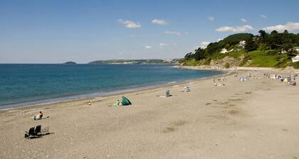 The Byre, 6 miles to Looe & dog friendly Seaton Beach, country retreat (1 BR)