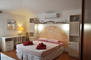 3 bedrooms, desk, iron/ironing board, free WiFi - Panoramic Villa in Cannigione - Relaxation between Sea and Nature (Cannigione)