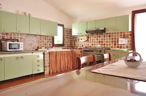 Fridge, oven, stovetop, coffee/tea maker - Catalina House, journey in 1970, 2 minutes from the sea (Cannigione)