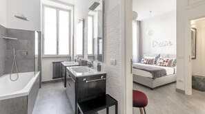 Duschwanne, kostenlose Toilettenartikel, Haartrockner, Bidet