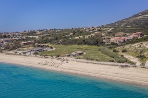 Plage, chaises longues, serviettes de plage