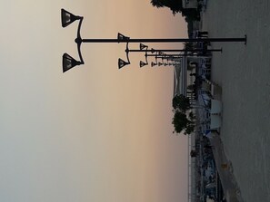 Une rangée de lampadaires alignés en ligne droite.