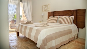 A bedroom with a large bed, two pillows, a nightstand, and a lamp. - Villa Falgheri with swimming pool for 6 people - Itria Valley (Ostuni)