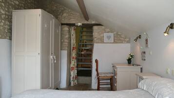 2 bedrooms, iron/ironing board, WiFi, bed sheets