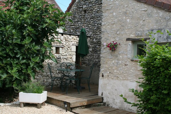 Outdoor dining - Walnut Lodge, charming holiday Gite in central rural France (Pleumartin)