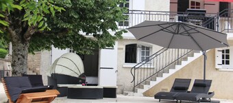 Come cocooning and enjoy the pool and hottub together, near the golf of Cognac!