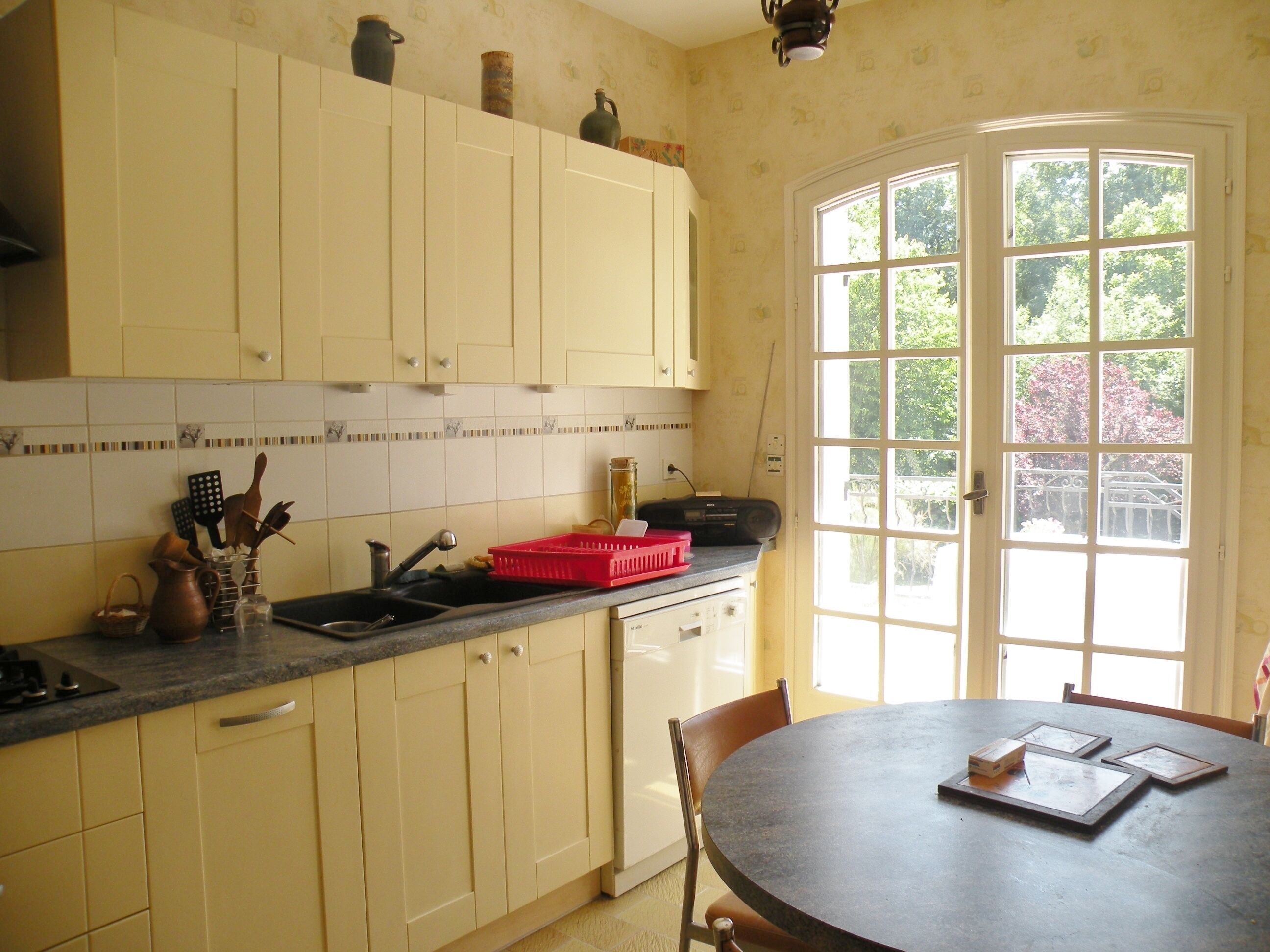 Come cocooning and enjoy the pool and hottub together, near the golf of Cognac!