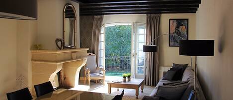 TV connectée, cheminée, livres