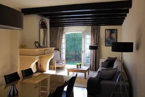 Come cocooning and enjoy the pool and hottub together, near the golf of Cognac!