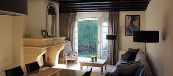 Come cocooning and enjoy the pool and hottub together, near the golf of Cognac!