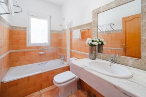 Bathtub, towels