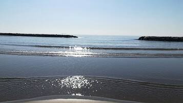 Una spiaggia nelle vicinanze, lettini da mare