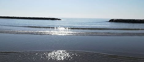 Una spiaggia nelle vicinanze, lettini da mare