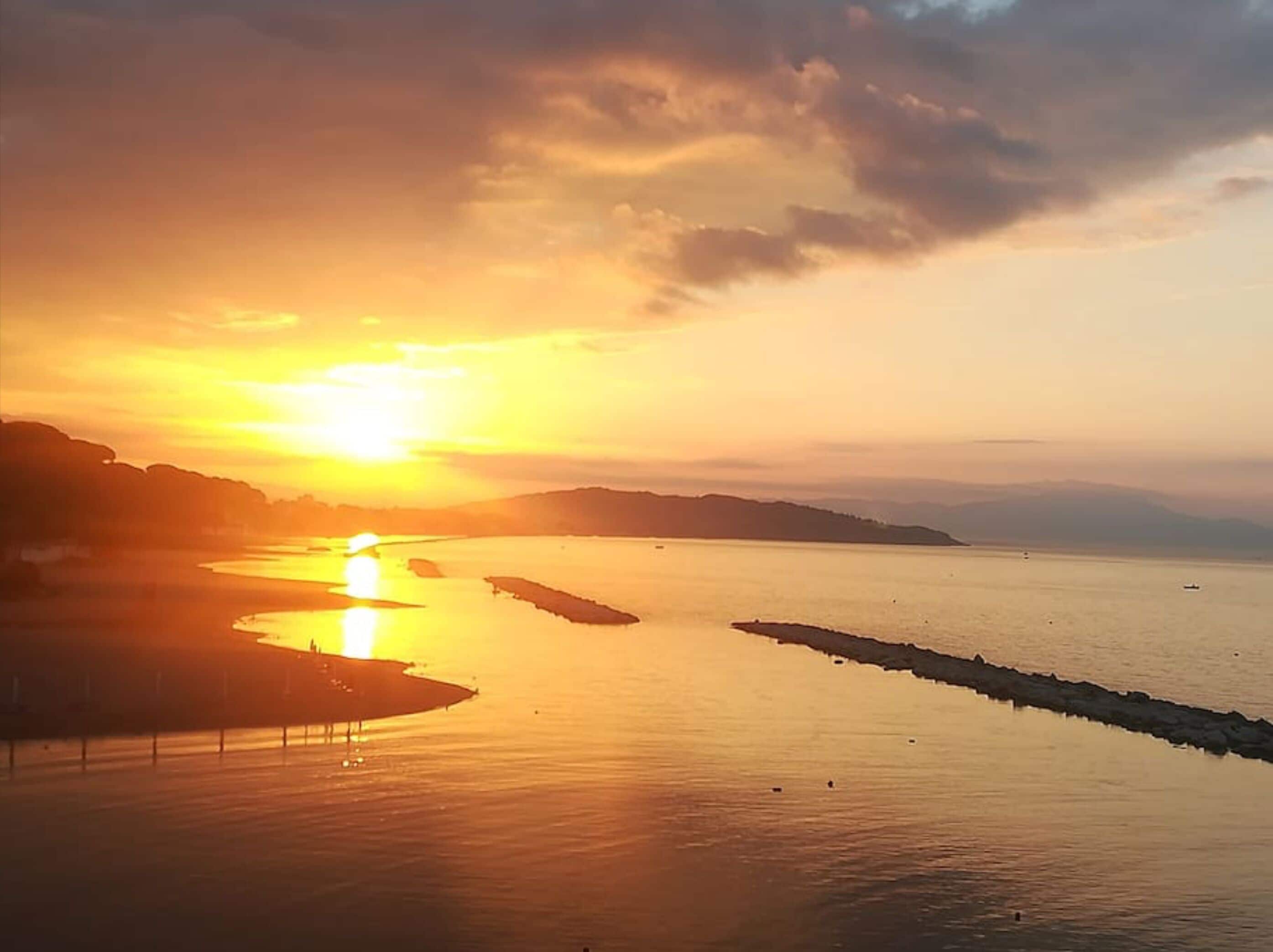 Una spiaggia nelle vicinanze, lettini da mare
