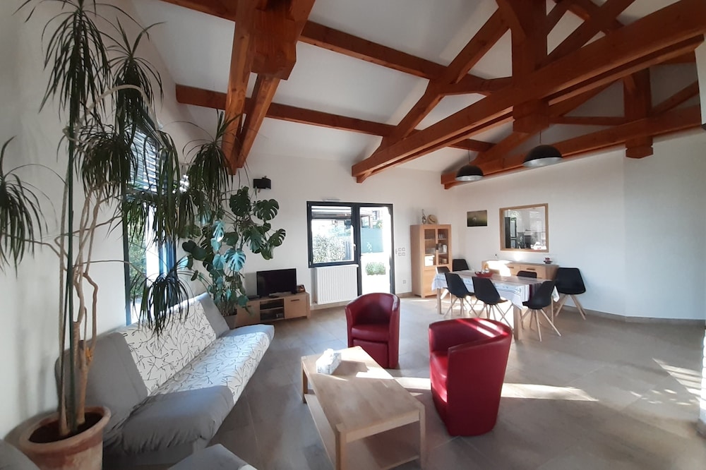 Contemporary house of 150 m² on Enclosed grounds with trees 7 beds + 4