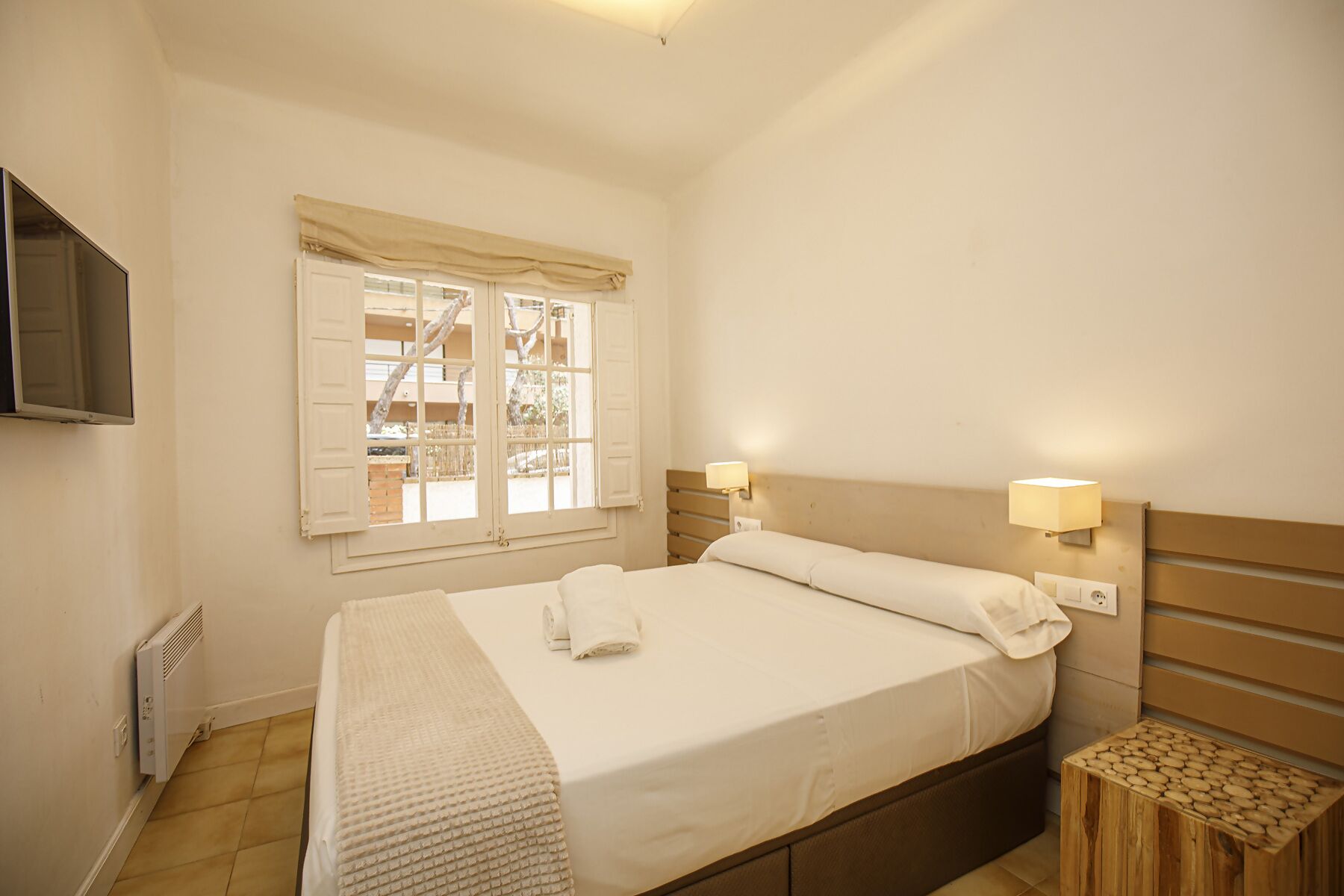 3 bedrooms, iron/ironing board, travel crib, bed sheets