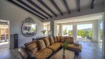 Een smart-tv en een open haard