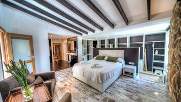 4 slaapkamers, een bureau, geluiddichte muren