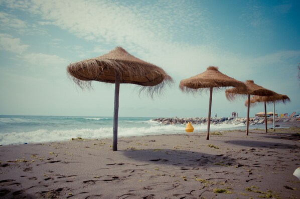 Beach - Marbella, Nueva Andalucia Groundfloor flat /2bed&2bath/ private garden /3pools/ (Marbella)