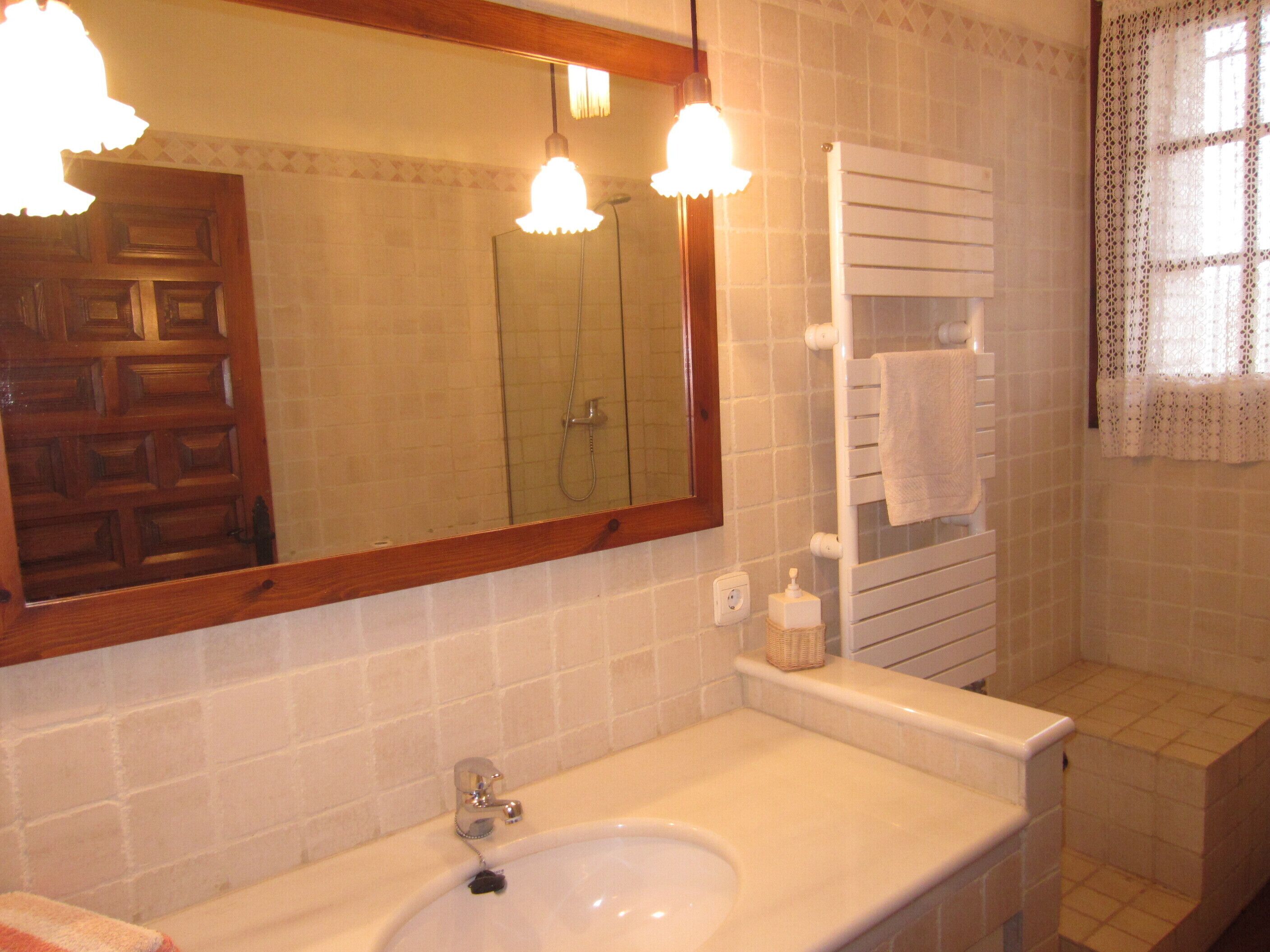 More than Aubi, cottage with pool in Riudoms