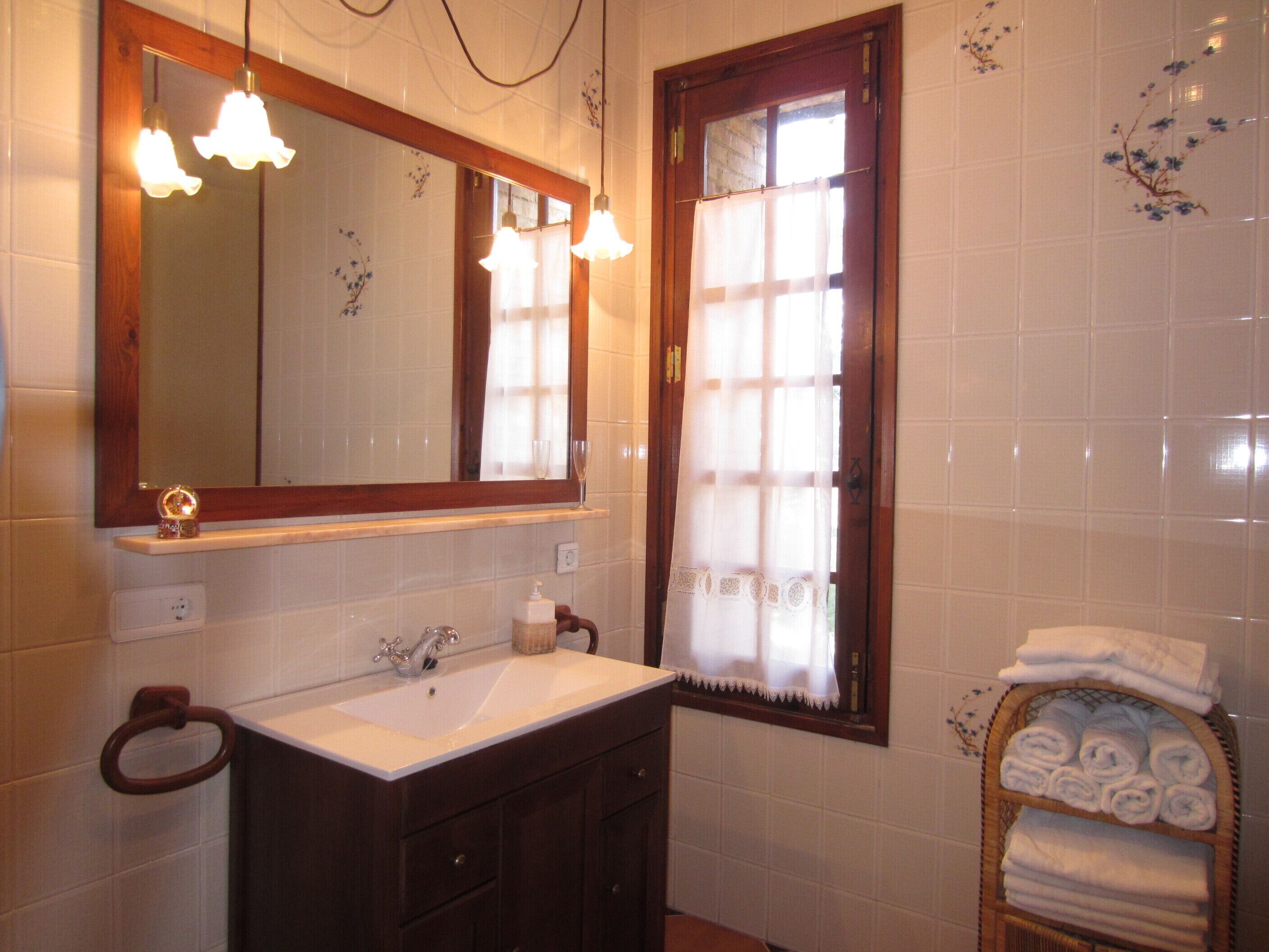 More than Aubi, cottage with pool in Riudoms