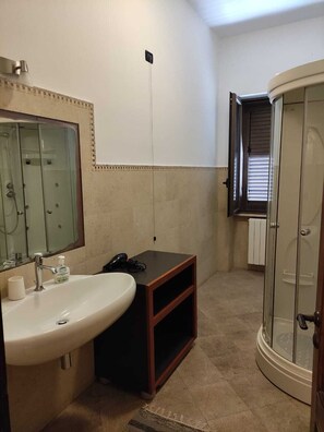 Douche, baignoire à jets, sèche-cheveux, bidet