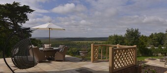 Countryside rural retreat with stunning countryside views for 4 with gardens