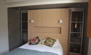3 slaapkamers, een strijkplank/strijkijzer, gratis wifi, beddengoed