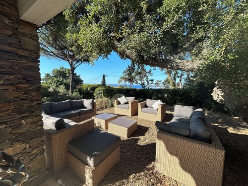 Villa 4 chambres, 4 salles de bain et clim, piscine, vue mer et village à pied