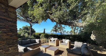 Villa 4 chambres, 4 salles de bain et clim, piscine, vue mer et village Ă pied