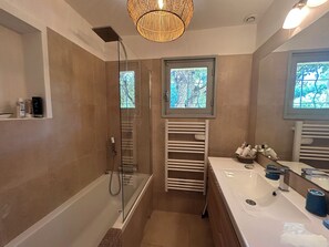Ensemble baignoire-douche, séchoir à cheveux, serviettes fournies, savon