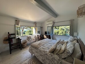 4 chambres, coffres-forts dans les chambres, bureau