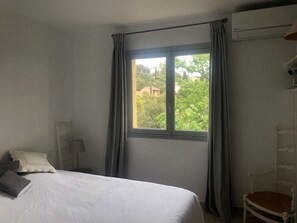 3 عدّة غرف نوم وخزنة داخل الغرفة ومكواة/لوح كي وواي فاي