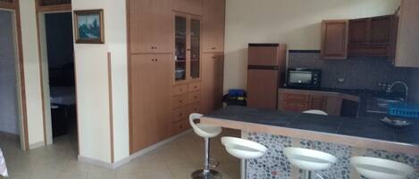 Réfrigérateur, four, plaque de cuisson, bouilloire électrique