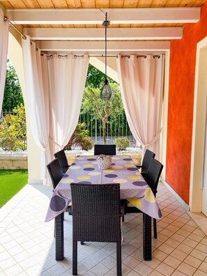 Outdoor dining - Belvedere Home a stone's throw from the center of desenzano (desenzano del garda)