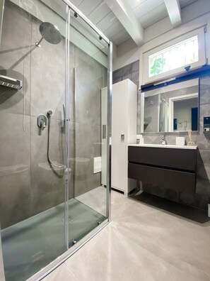 Shower, hair dryer, bidet, towels - Belvedere Home a stone's throw from the center of desenzano (desenzano del garda)