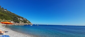 Il Terrazzino sul Mare - holiday home ON THE BEACH in Sorrento/Amalfi Coast.