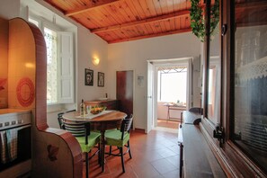 Een koelkast, een microgolfoven, een kookplaat