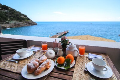 Il Terrazzino sul Mare - holiday home ON THE BEACH in Sorrento/Amalfi Coast. 