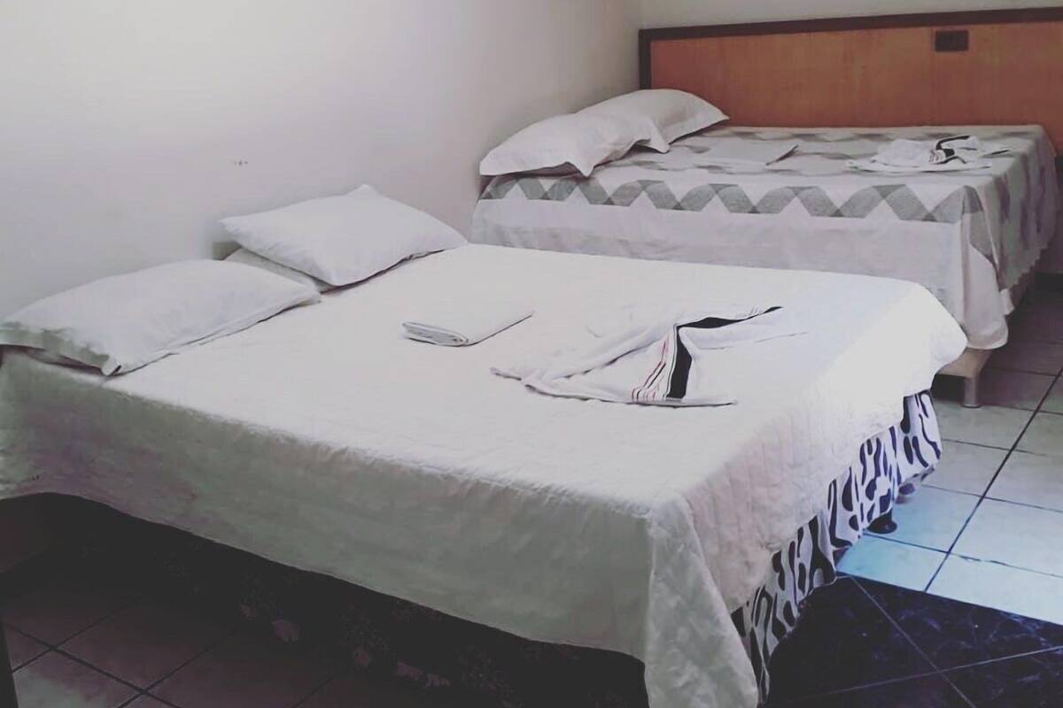 Vierbettzimmer, Nichtraucher | 5 Schlafzimmer, kostenlose Zustellbetten, kostenloses WLAN, Bettwäsche