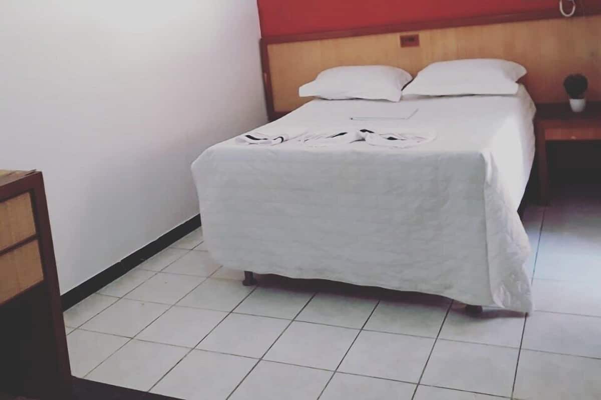 5 Schlafzimmer, kostenlose Zustellbetten, kostenloses WLAN, Bettwäsche