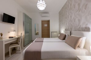 2 عدّة غرف نوم وخزنة داخل الغرفة ومكتب وتجهيزات عازلة للصوت