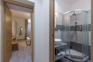 Shower, hair dryer, bidet, towels - *FLAT WITH PRIVATE PATIO* Inn White Rome (Roma)