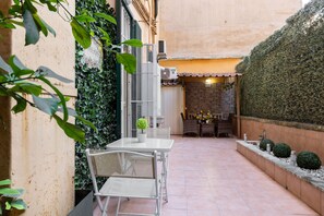 Outdoor dining - *FLAT WITH PRIVATE PATIO* Inn White Rome (Roma)