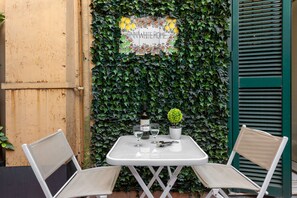 Outdoor dining - *FLAT WITH PRIVATE PATIO* Inn White Rome (Roma)