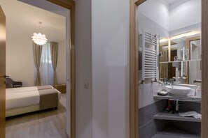 Shower, hair dryer, bidet, towels - *FLAT WITH PRIVATE PATIO* Inn White Rome (Roma)