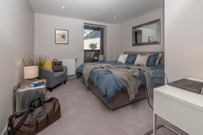 2 slaapkamers, een bureau, een strijkplank/strijkijzer, gratis wifi