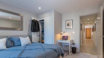 2 slaapkamers, een bureau, een strijkplank/strijkijzer, gratis wifi